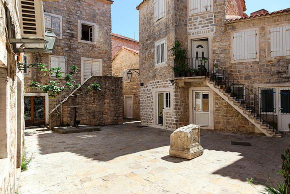 0277 Mediterranean town, Montengro