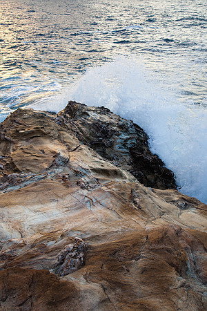 1061  Wave crashing on rocks II
