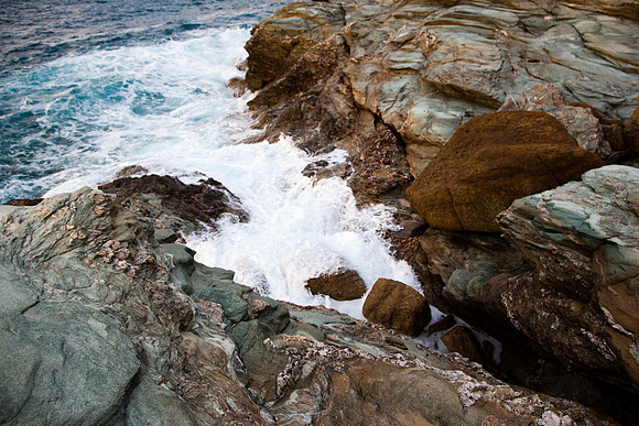 1066  Wave crashing on rocks VII