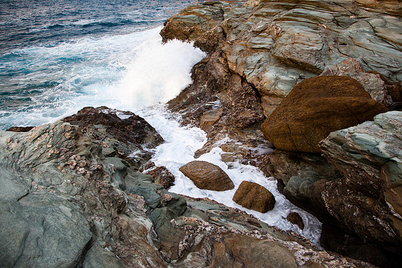 1067  Wave crashing on rocks VIII