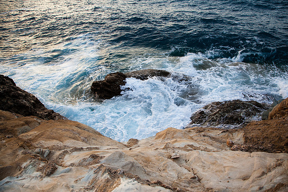 1064  Wave crashing on rocks IV