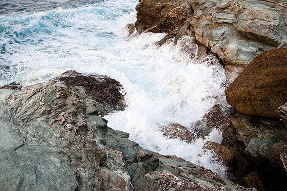 1065  Wave crashing on rocks VI