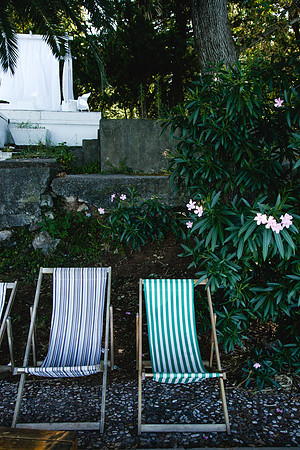 1074 Two beach chairs