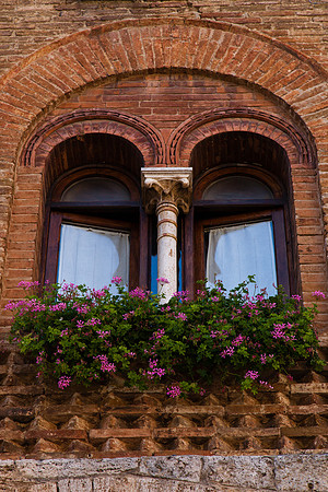 0218 Renaissance window in San Gimignano