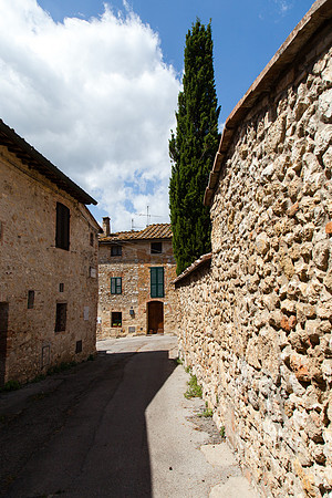 0221 Small town un Tuscany