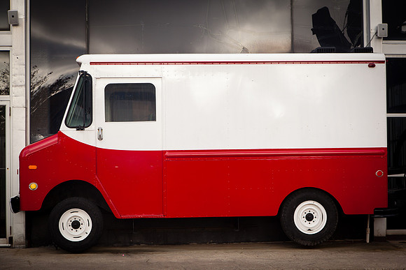 5023 Red and white truck